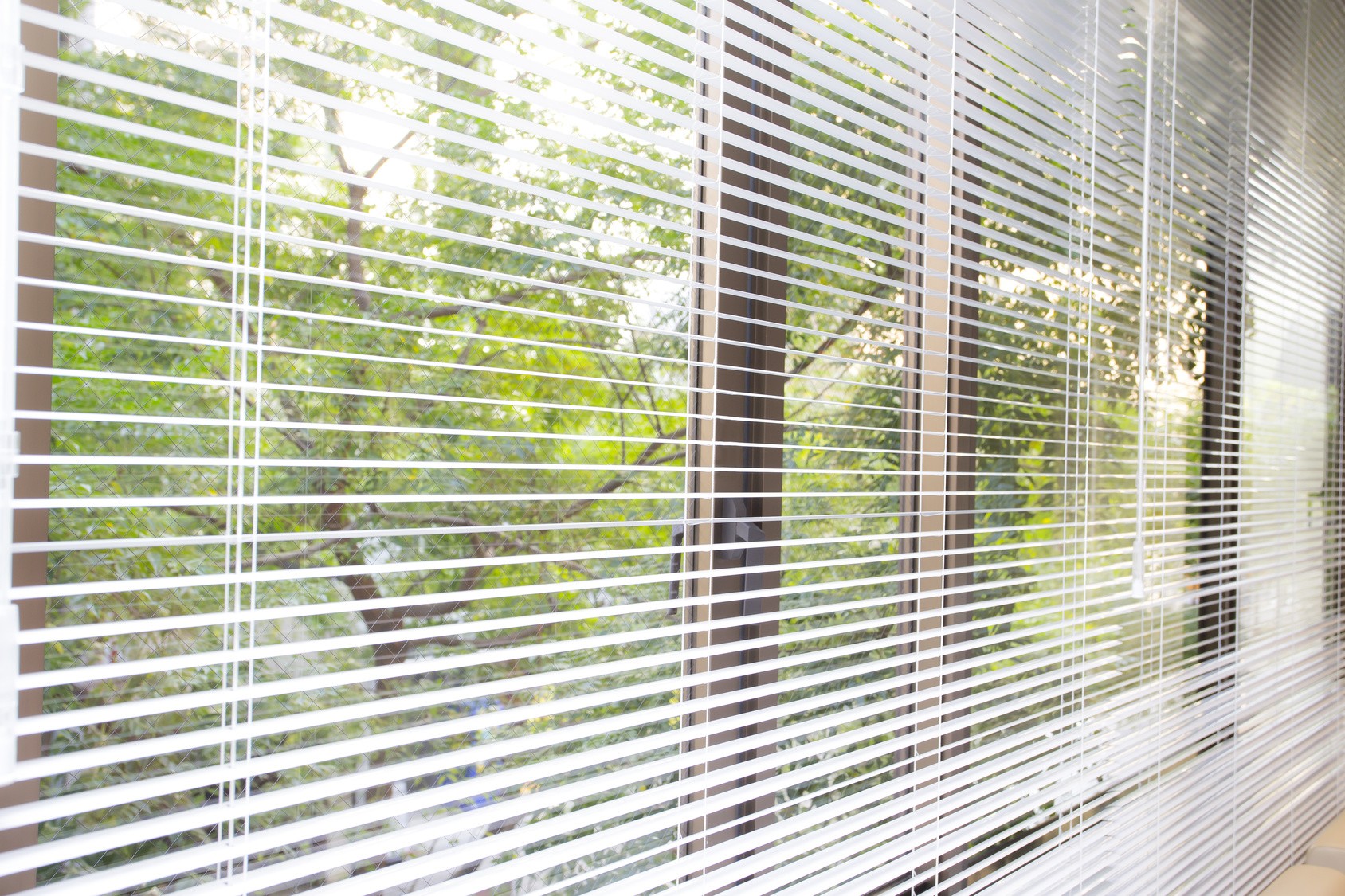 Wohnraum mit smarter Beleuchtung und Atmosphäre